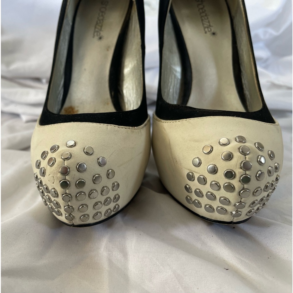 Studded round toe - Picture 2 of 8